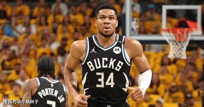 开云体育官网-里昂训练开放日，赛后队长鼓劲引欢呼，CBA常规赛在即，轮换策略成焦点